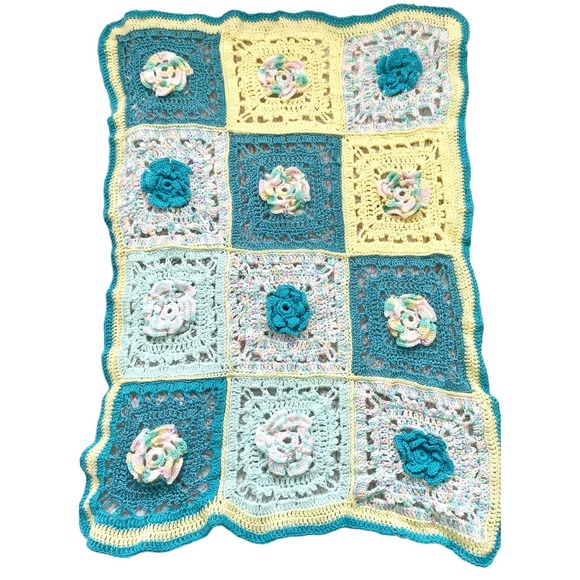 Vintage crocheted baby blanket, granny square with flowers - Picture 2 of 6